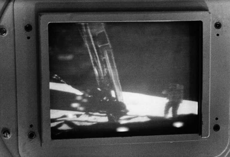 اولین پخش تلویزیونی از فضاپیمای سرنشین‌دار